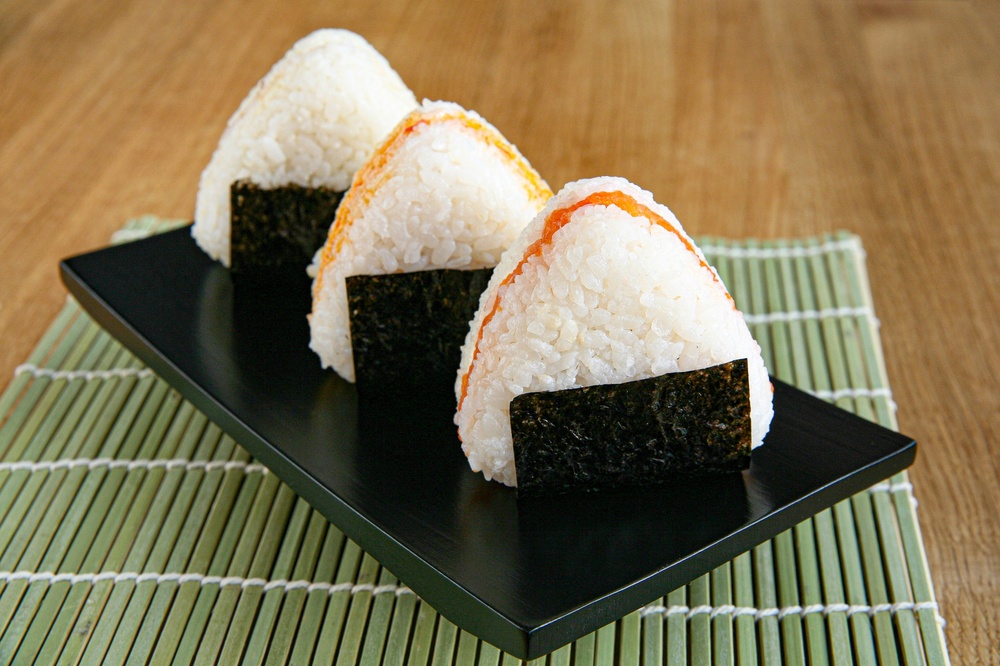 Онигири с копченой курицей