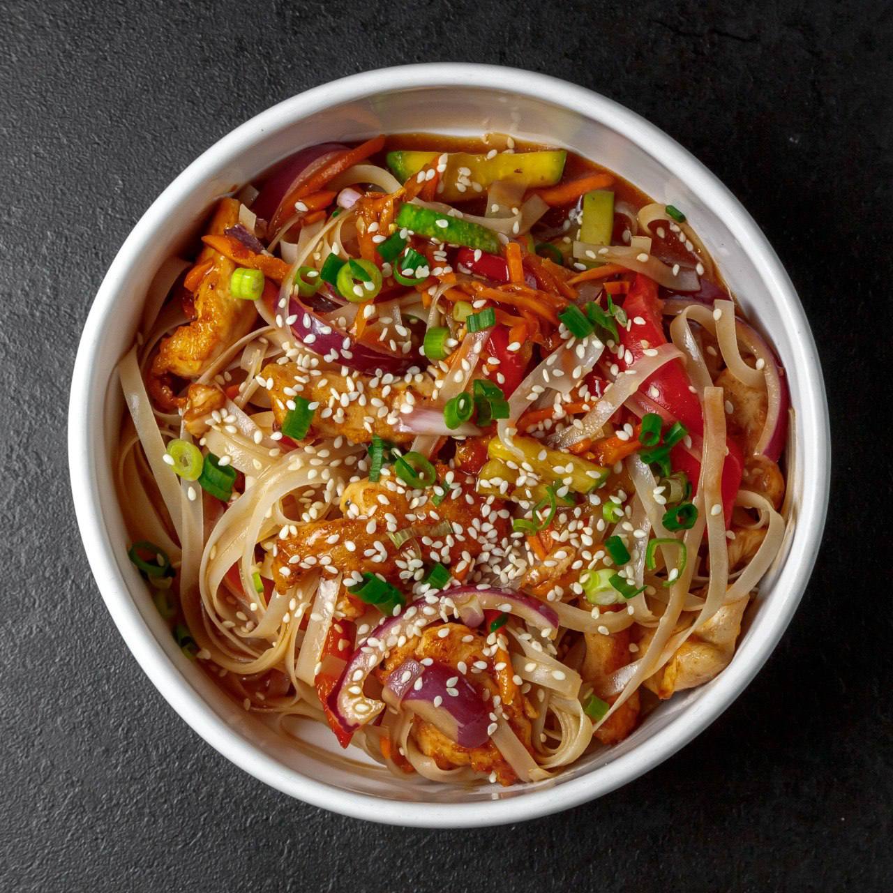 WOK с куриным филе и рисовой лапшой