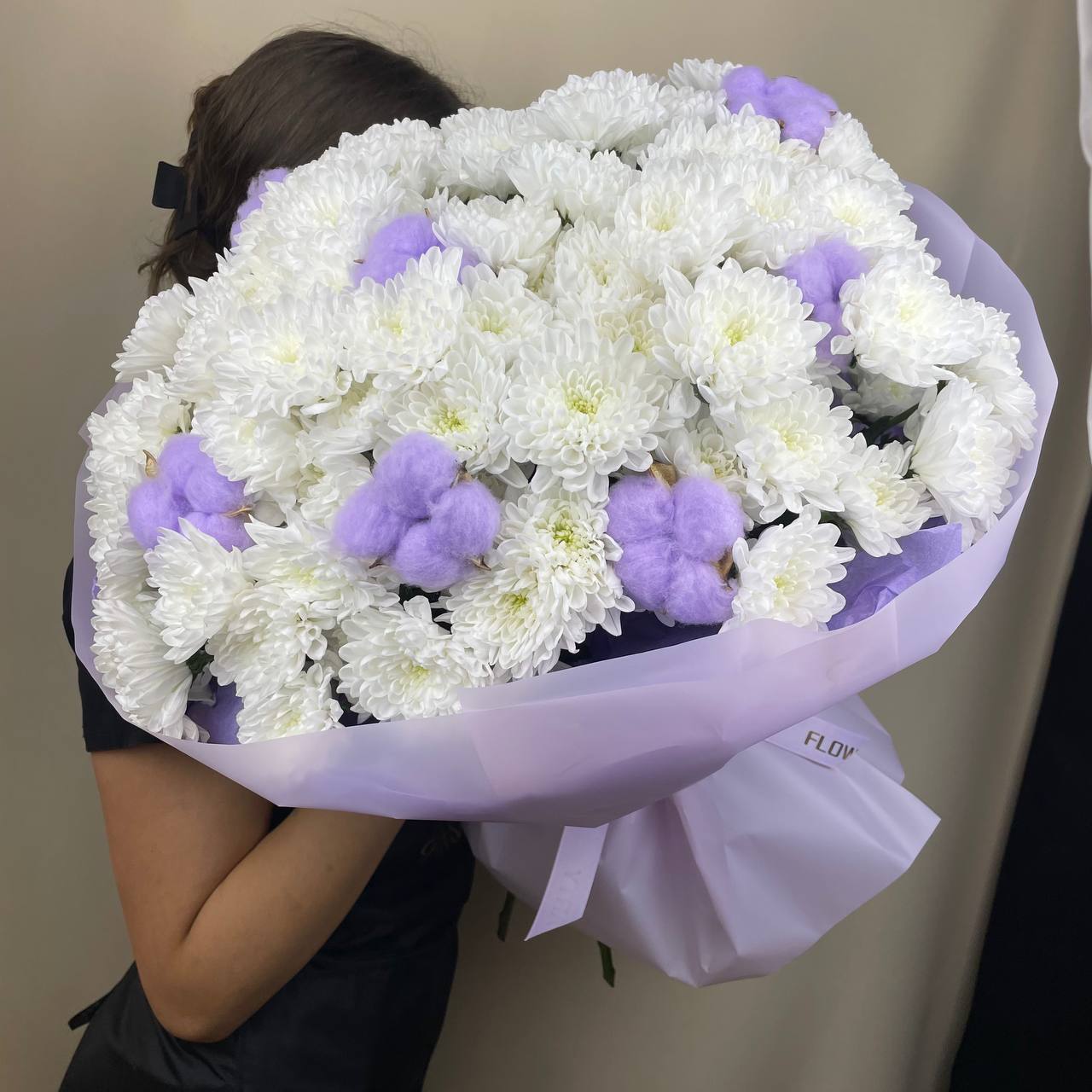 Букет из кустовой хризантемы и хлопка