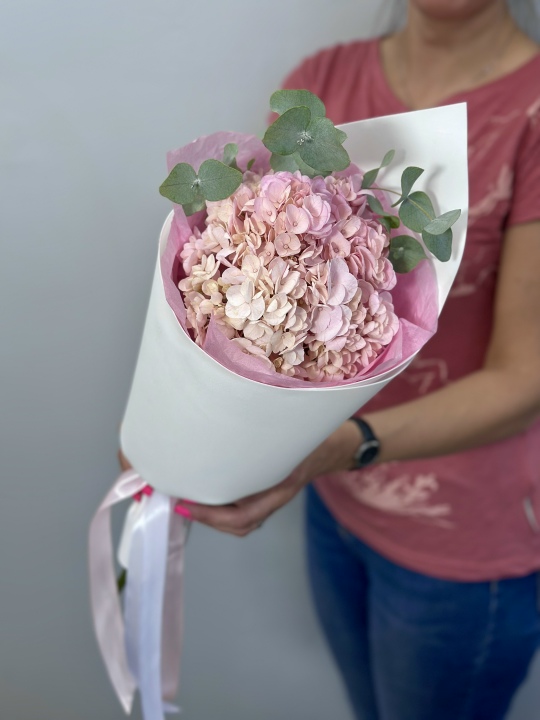 Монобукет из розовой гортензии с эвкалиптом