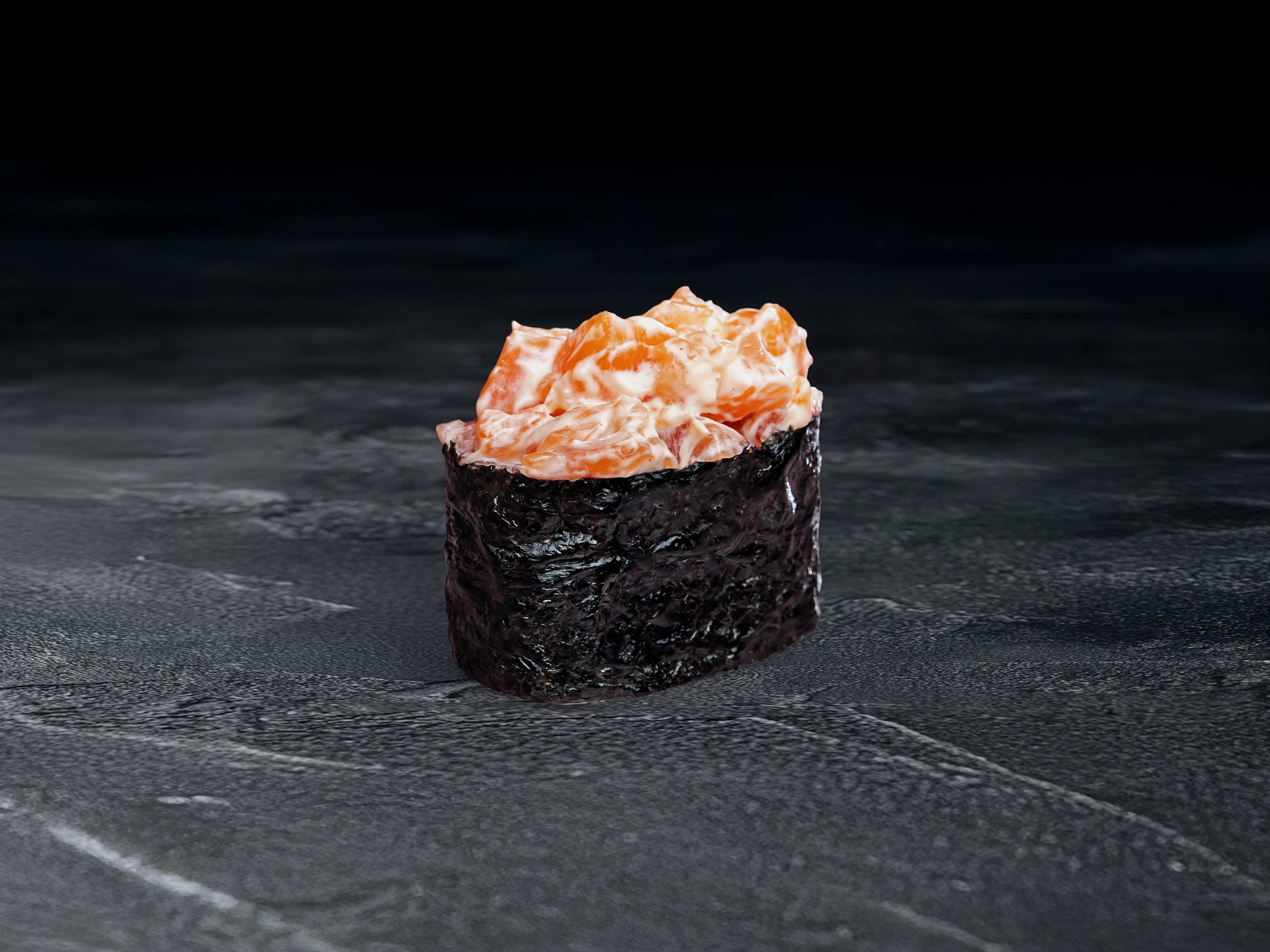 Гункан с лососем