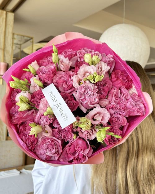 Букет из эустомы и пионовидных роз