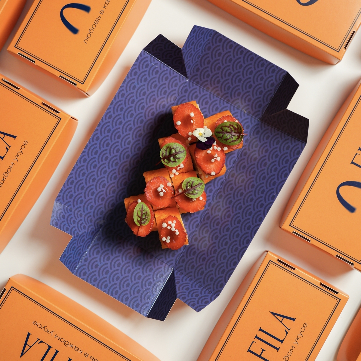 Маменори ролл с креветкой, острым лососем и клубникой