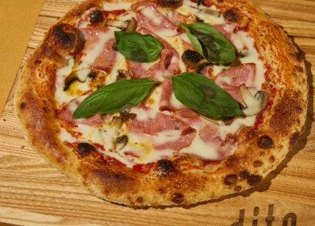 Regina неаполитанская