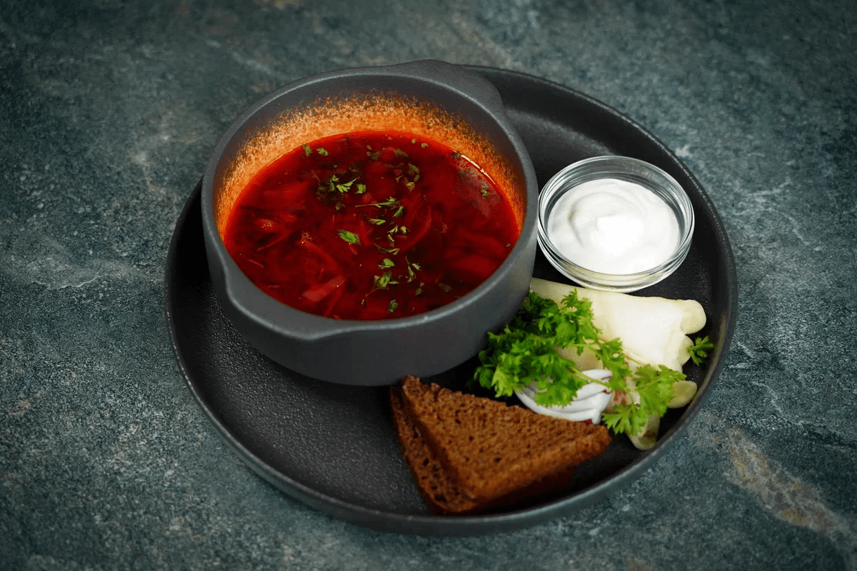 Борщ с говядиной и сметаной