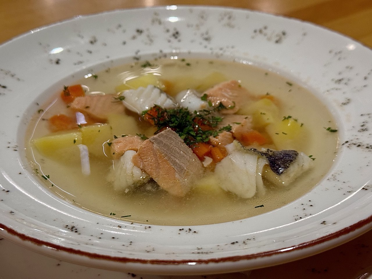 Царская уха из лосося и судака