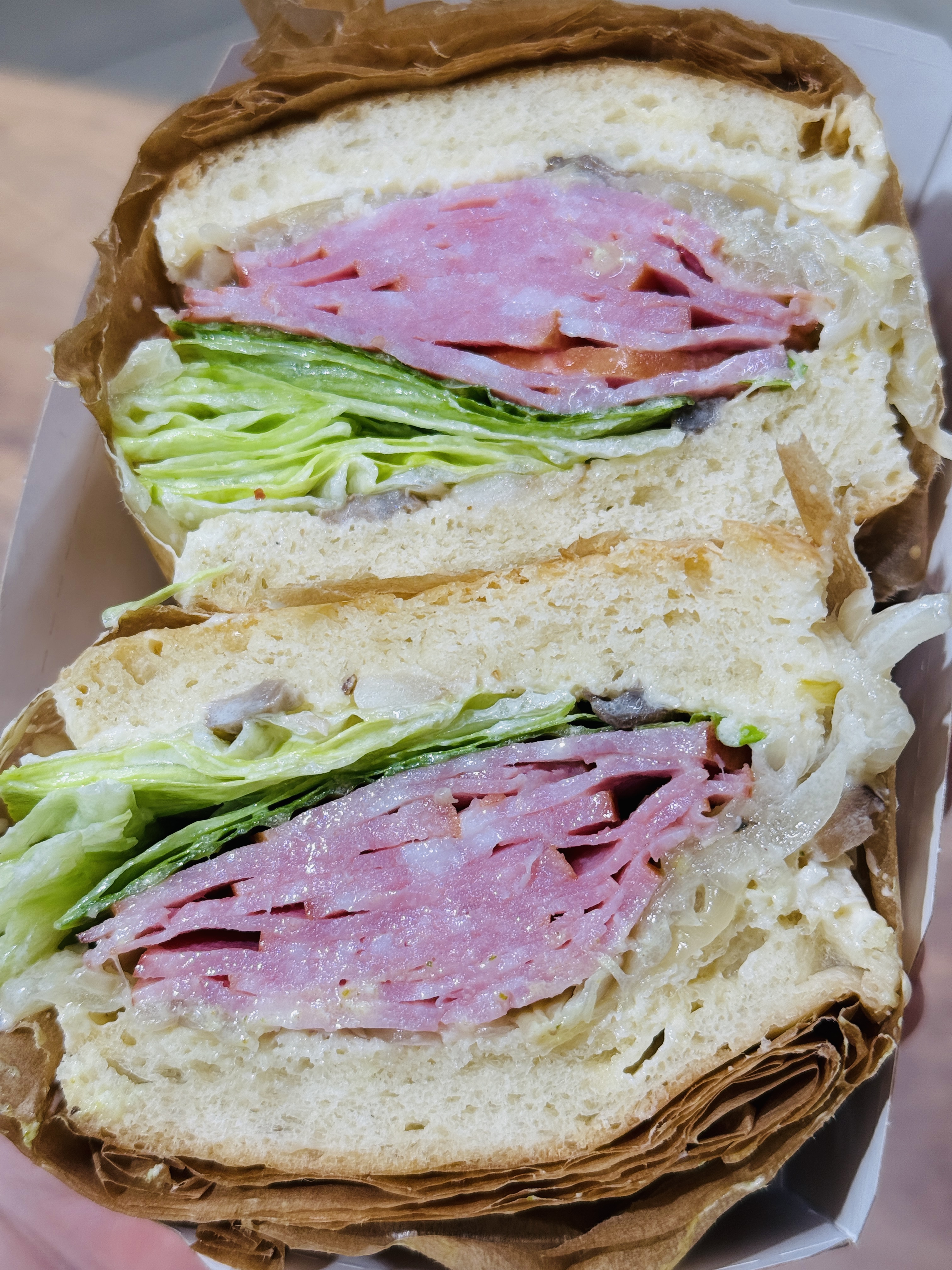 Сэндвич с ветчиной и грибами в сливочно-трюфельном соусе 