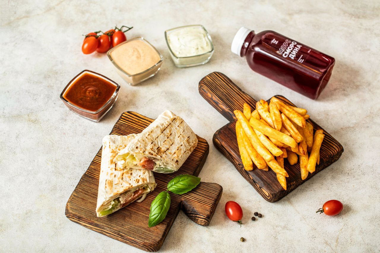 Шаурма, картофель фри, соус и морс из смородины