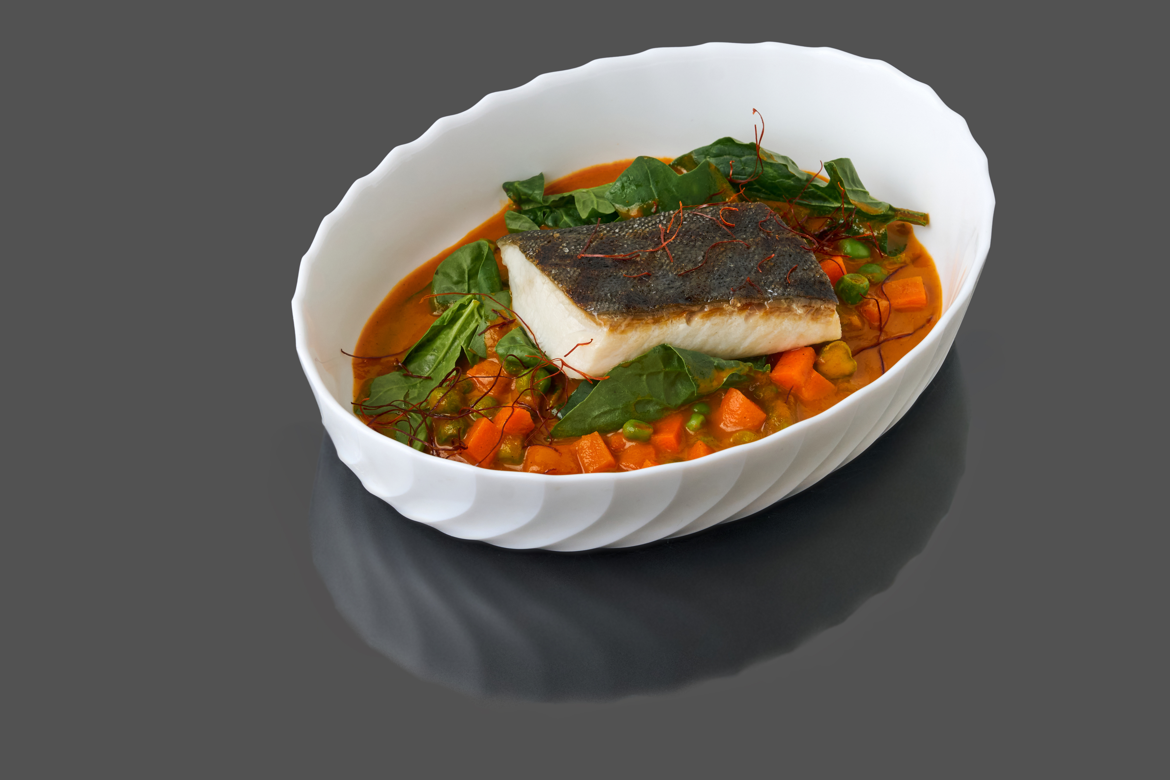 Черная треска с соусом карри и молодыми овощами