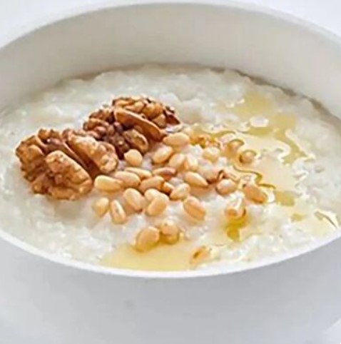 Каша молочная рисовая с орехами