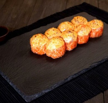 Ролл запеченный с окунем