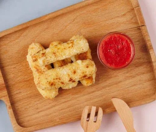 Жареный сыр с клубничным соусом