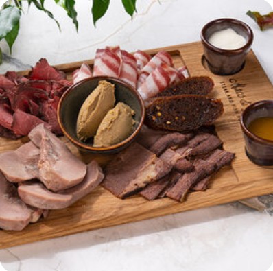 Тарелка мясных деликатесов