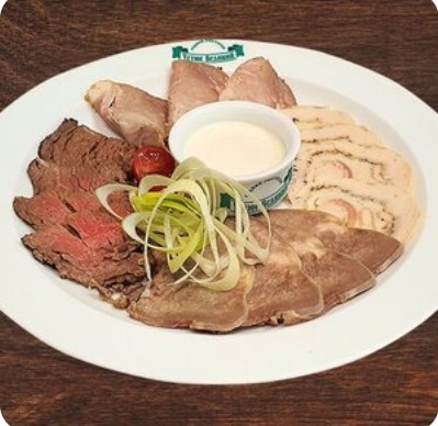 Мясная тарелка домашних заготовок