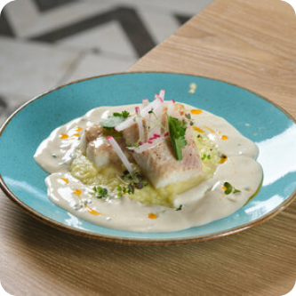 Ореховый палтус с пюре и соусом чкмерули