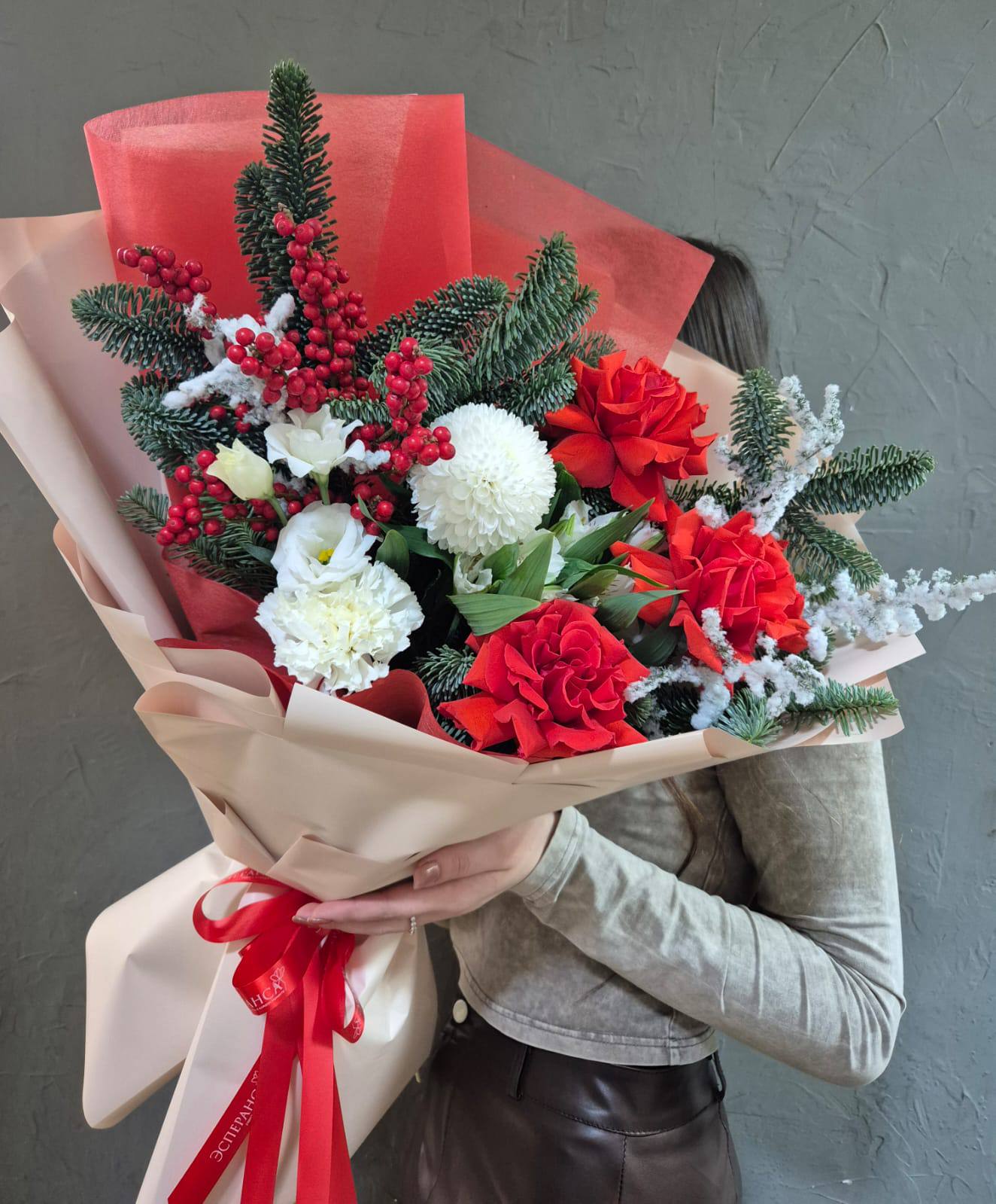 Авторский букет с французскими розами и ароматной хвоей