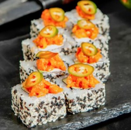 Ролл Мексиканский с королевским лососем и острым соусом