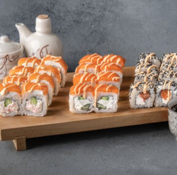 Три Филадельфии под спайси-соусом