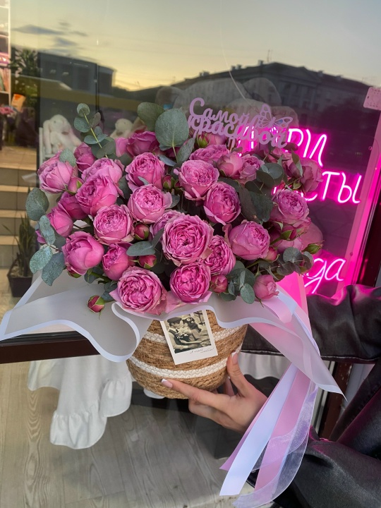 Корзина любимых ароматных кустовых роз