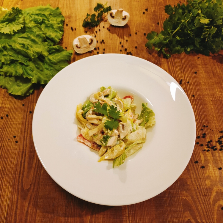 Тёплый салат с курицей и грибами