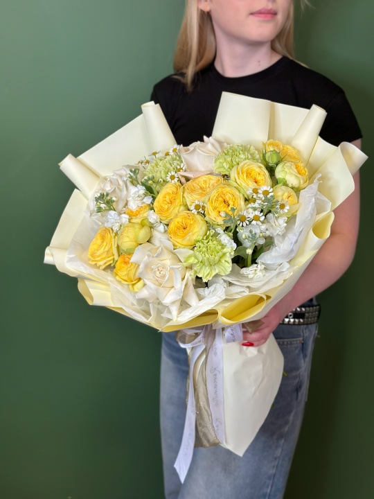 Букет с желтыми кустовыми розами ,фисташковой гвоздикой ,ромашками и эквадорскими розами