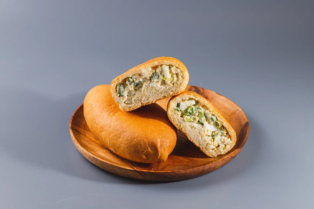 Два пирожка с луком и яйцом