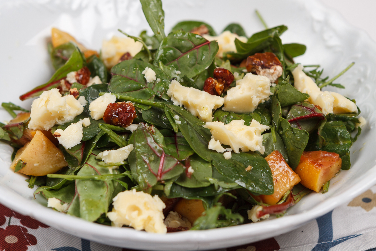 Мангольд с айвой, орехами и овечьим сыром гуда