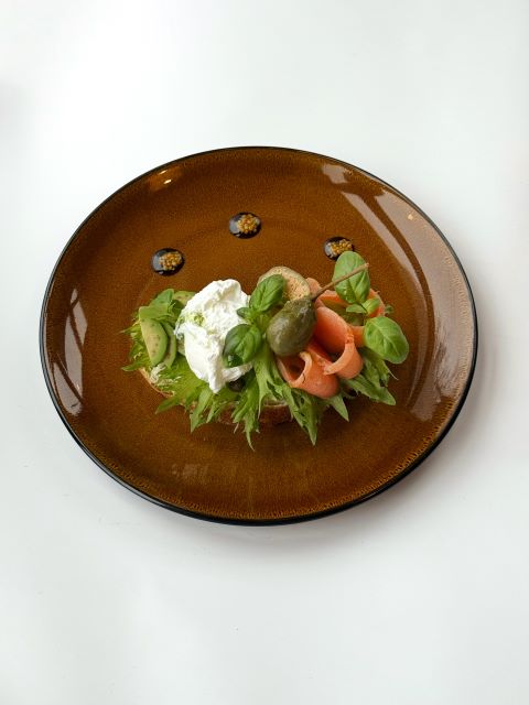 Брускетта с форелью и яйцом пашот