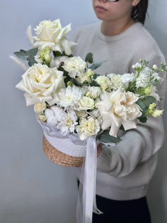 Белоснежная корзина из джута с эквадорскими розами ,кустовой розой ,маттиолой ,хризантемой и хлопком