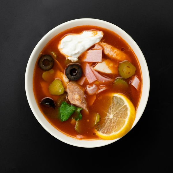 Солянка мясная с лимоном и маслинами