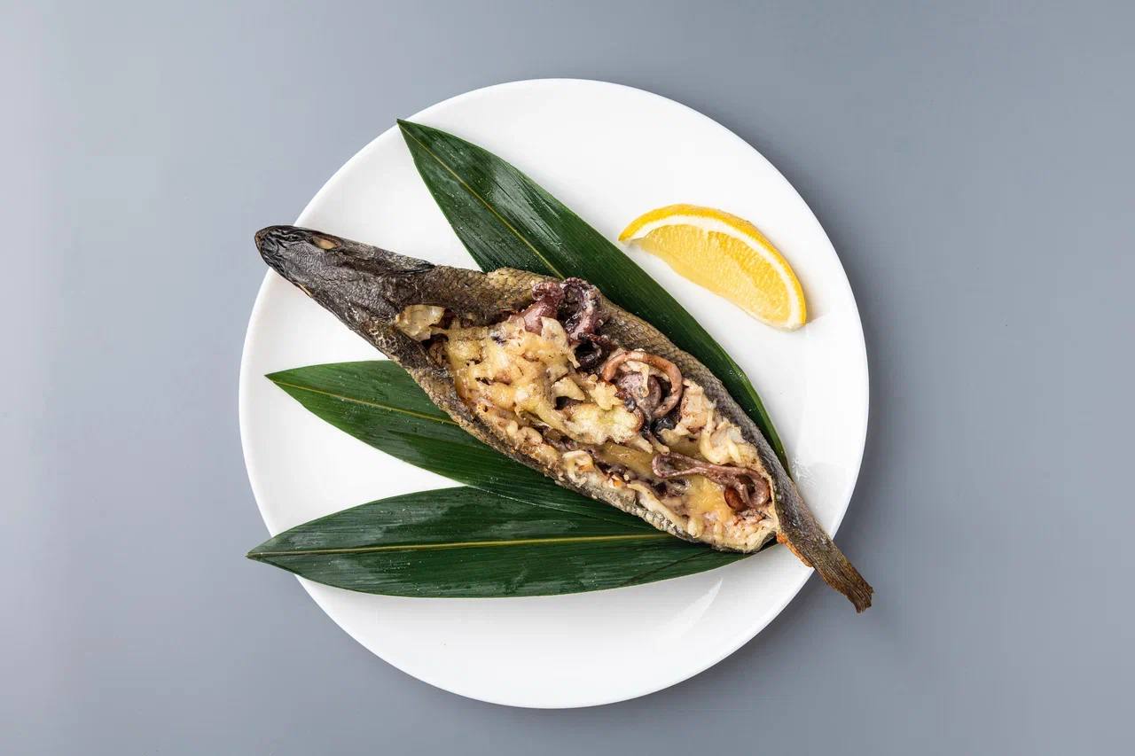 Сибас фаршированный морским жульеном