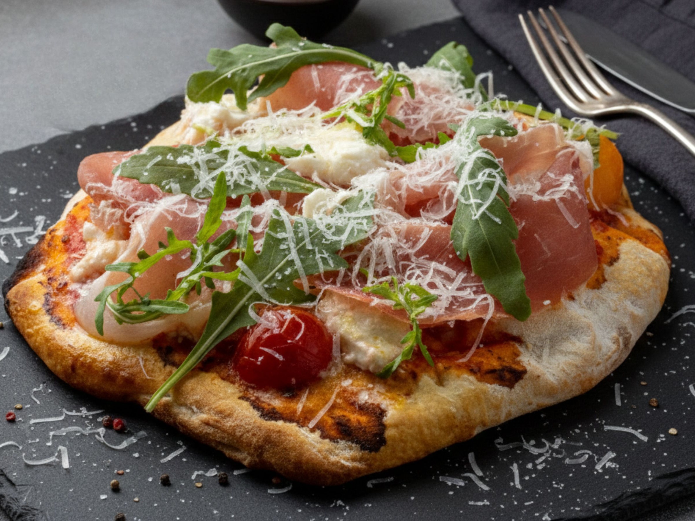 Римская пицца с пармой (пармская ветчина, руккола, пармезан, томаты черри)