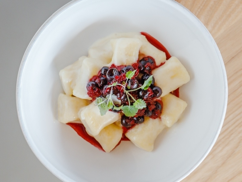 Творожные ньокки с ягодным компоте