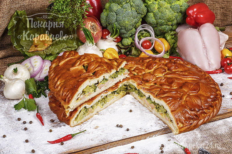 Пирог слоен с курицей и брокколи 1,5 кг.