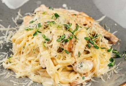 Спагетти с курицей и грибами в слив.соус