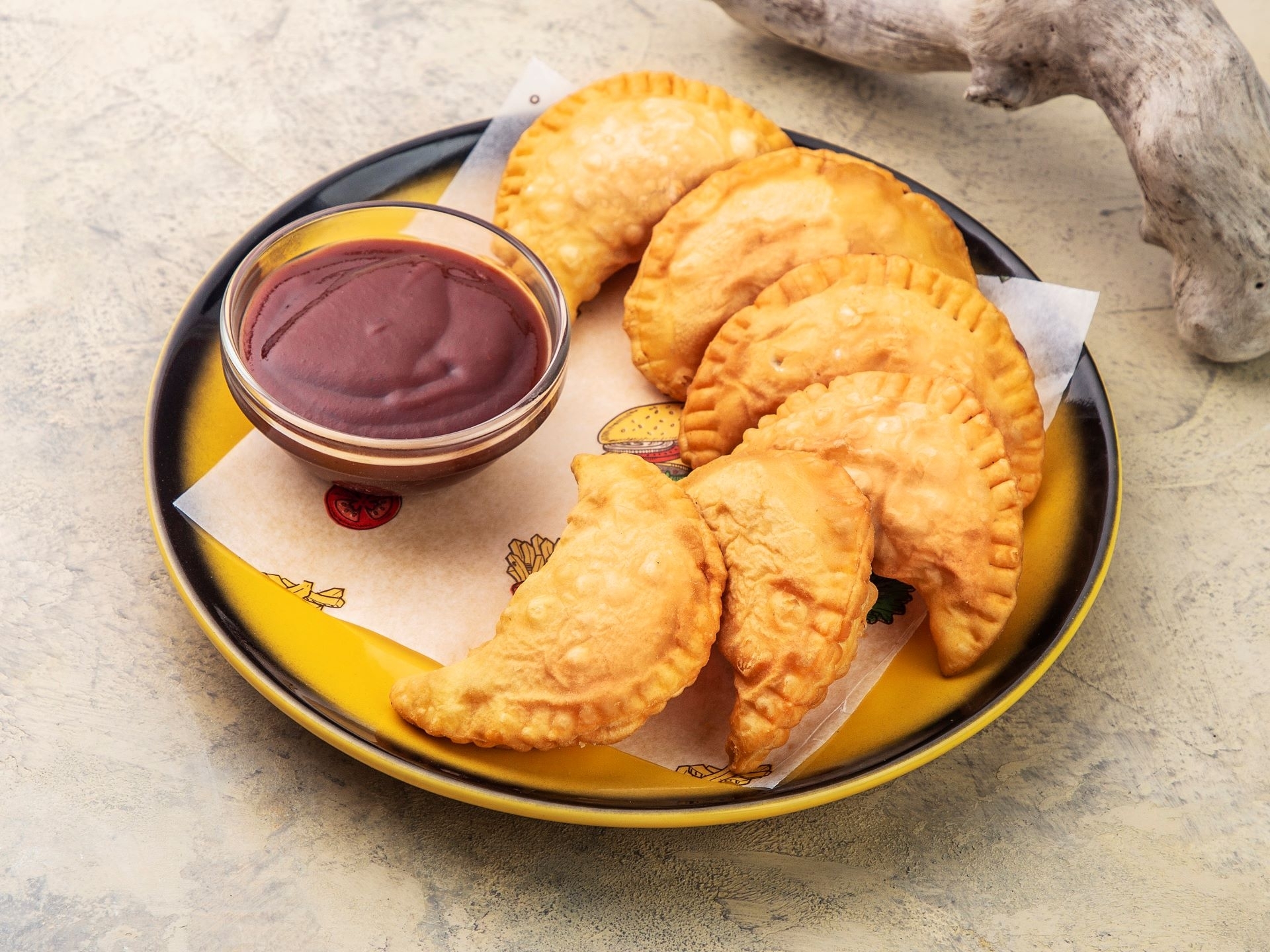 Мини-чебуреки с аджикой