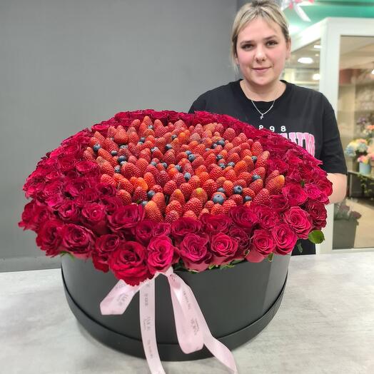 Цветы в коробке премиум розы и клубника мега подарок 