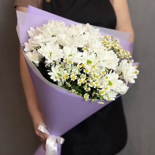 Букет из кустовых хризантем и танацетума