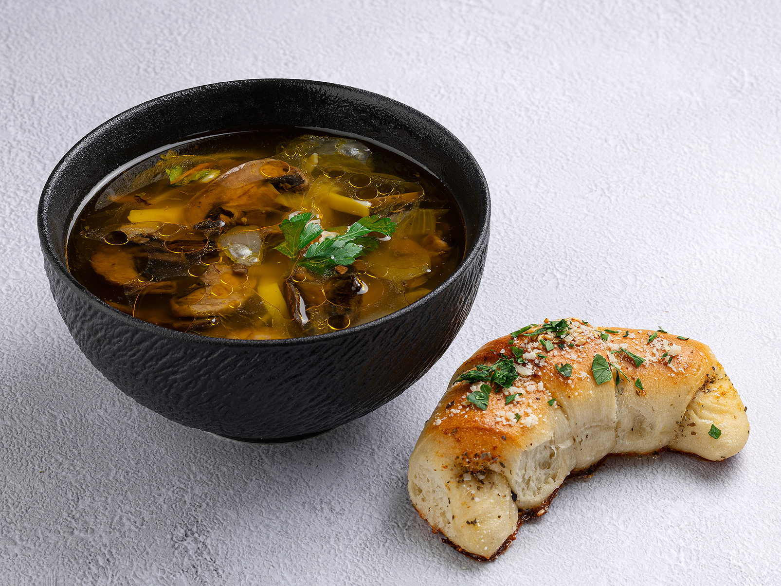 Грибной с лингвини и чесночной булочкой