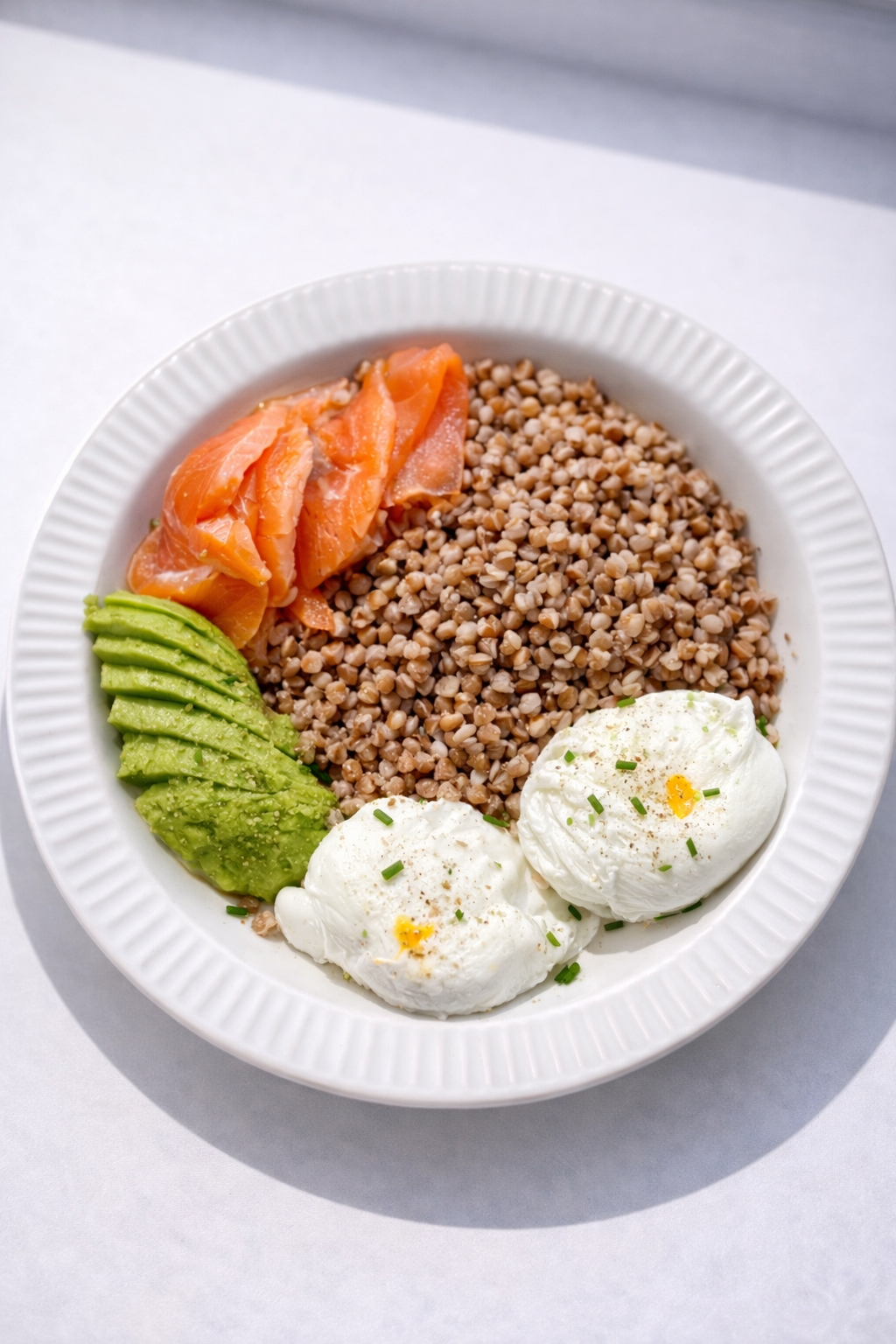 Grechka с лососем и авокадо