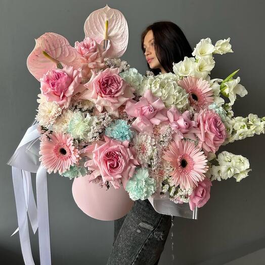 Огромный короб цветов французские розы герберы маттиола эустома