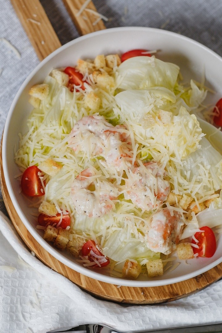 Салат Цезарь с креветками