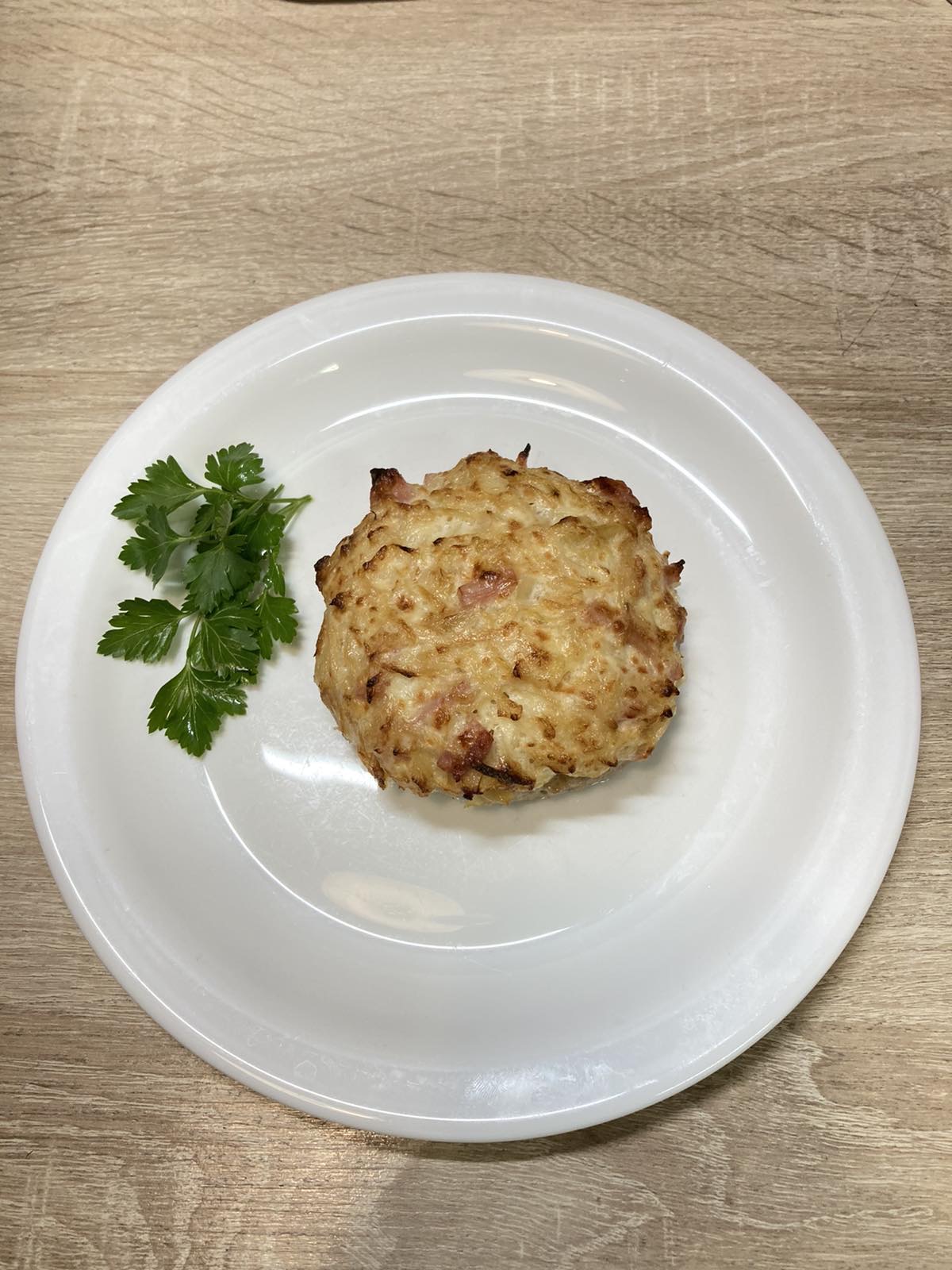 Мясное лукошко с капустой и беконом