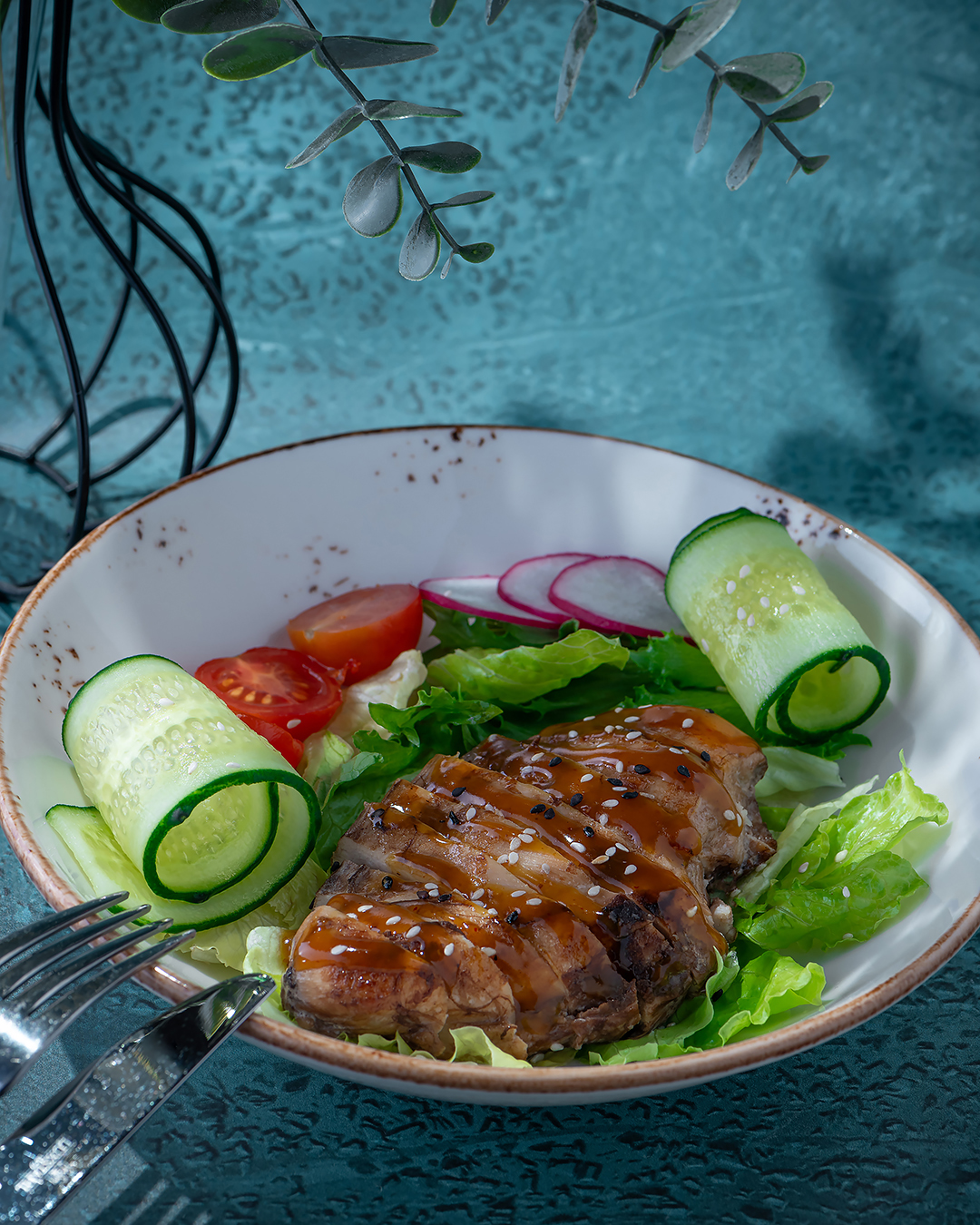 Куриная грудка с салатом и гарниром на выбор