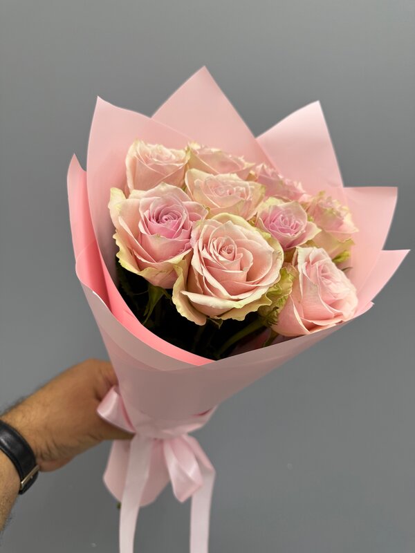 Букет из 9 розовых роз в упаковке