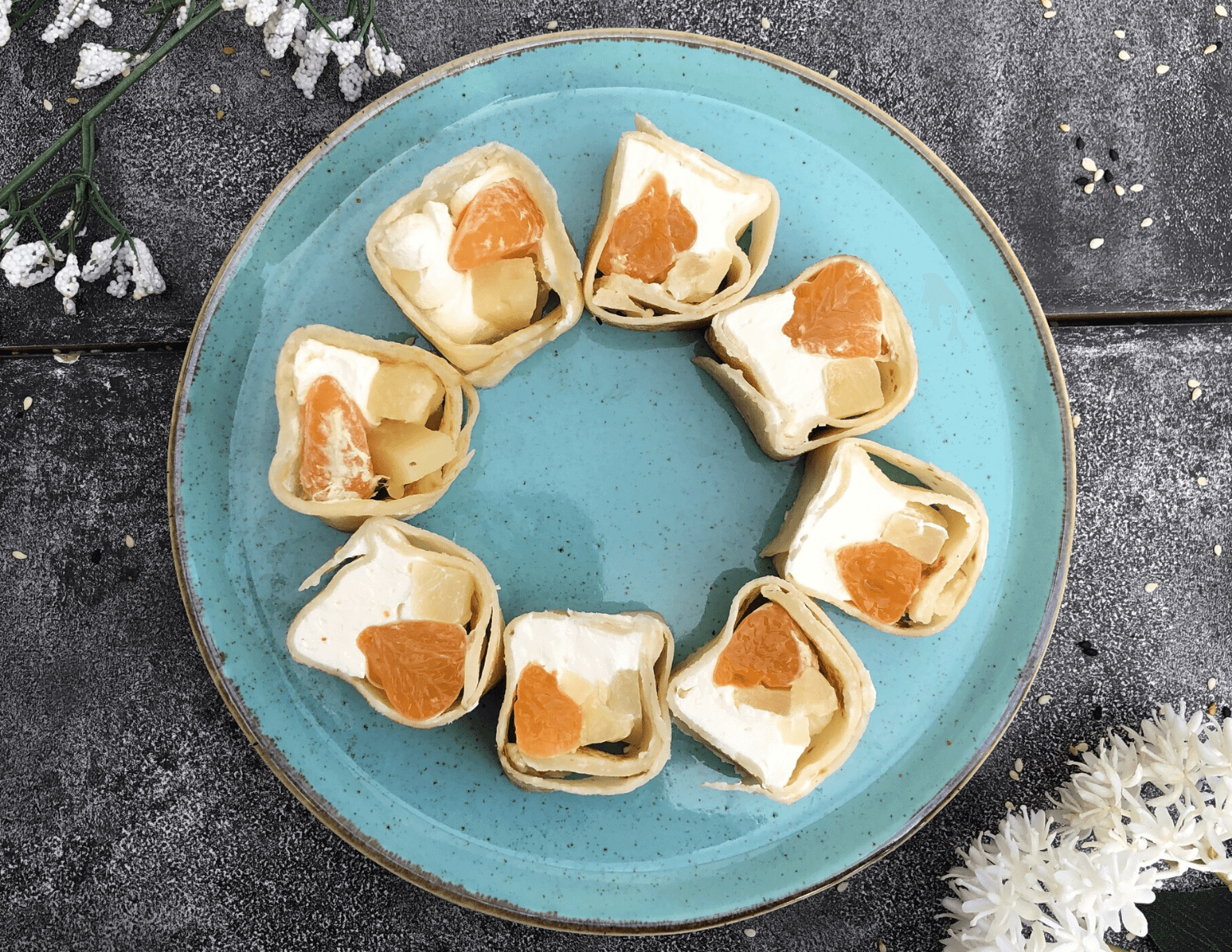 Кокосовый ролл с ананасом и мандарином