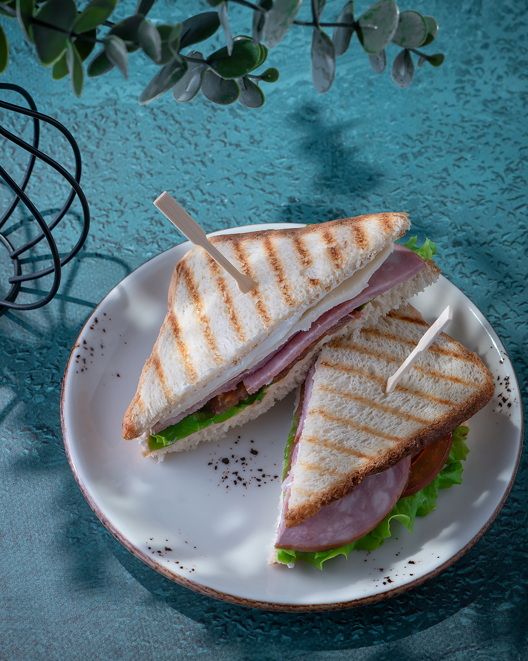 Сэндвич с ветчиной, томатами и сыром