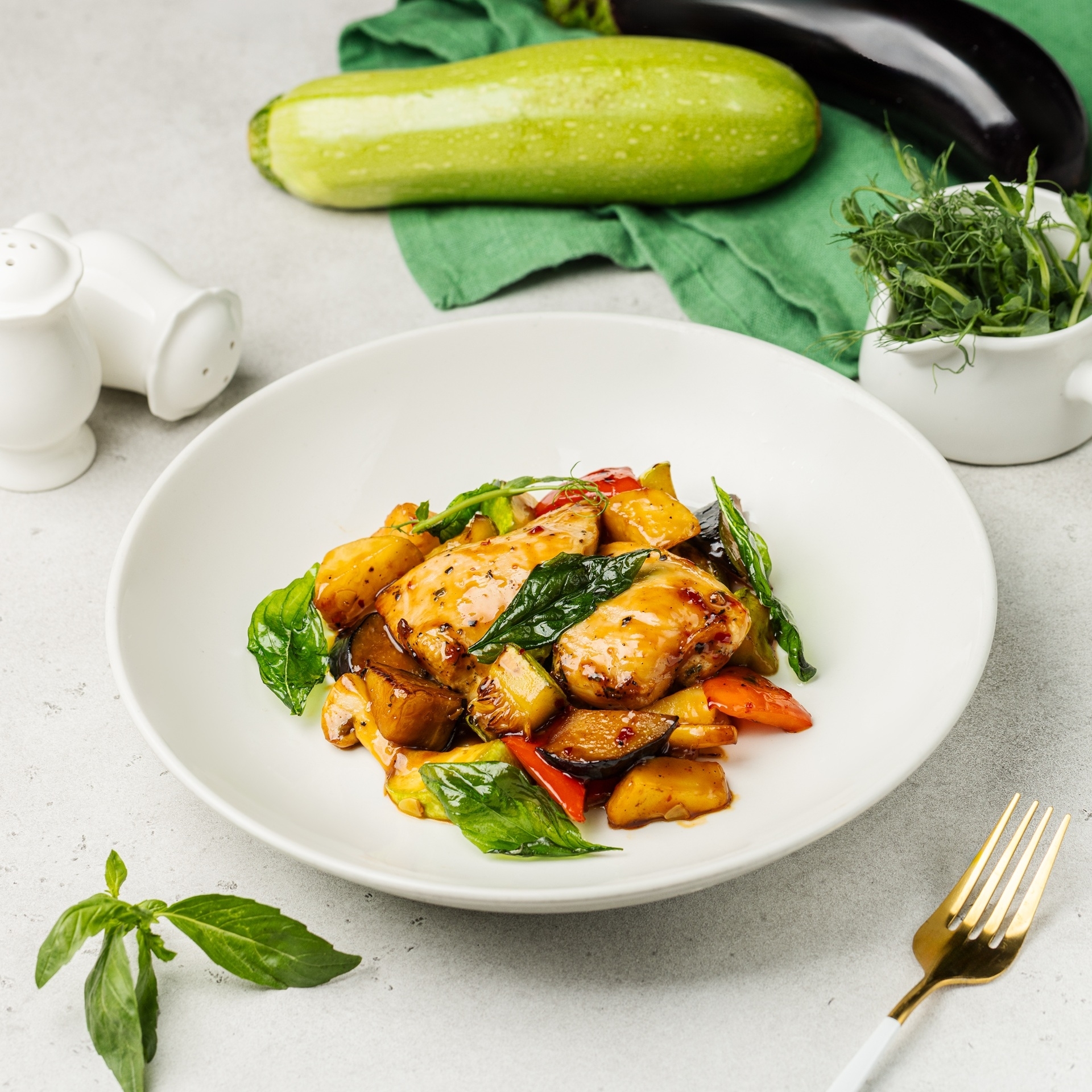 Филе индейки в азиатском соусом с овощами