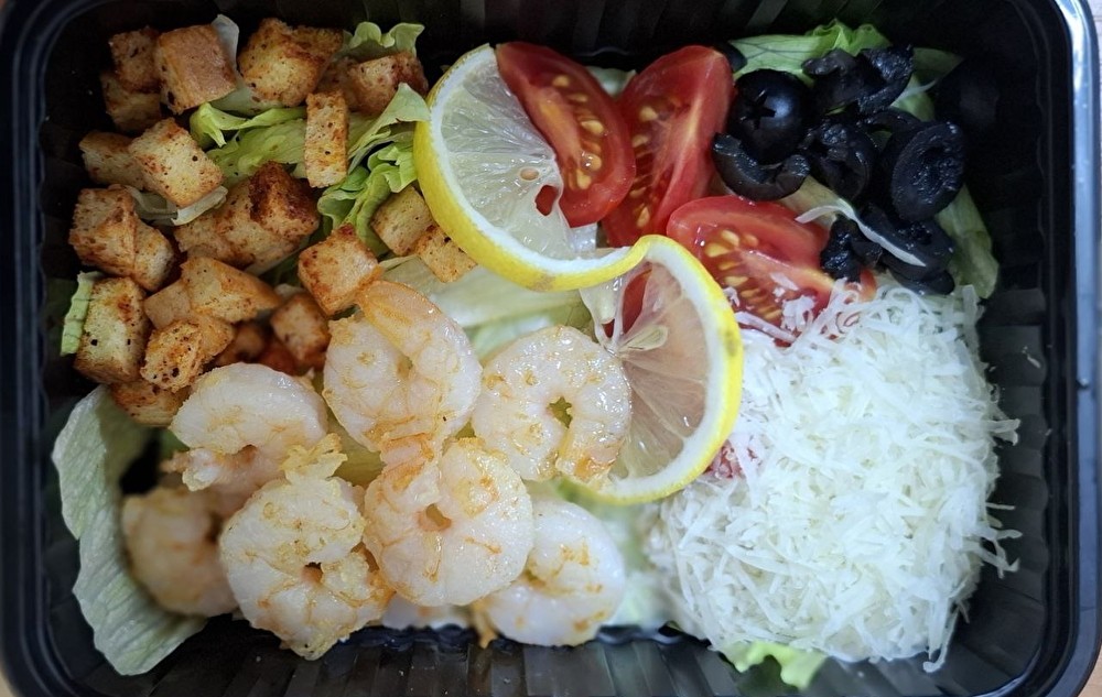 Салат цезарь с креветками