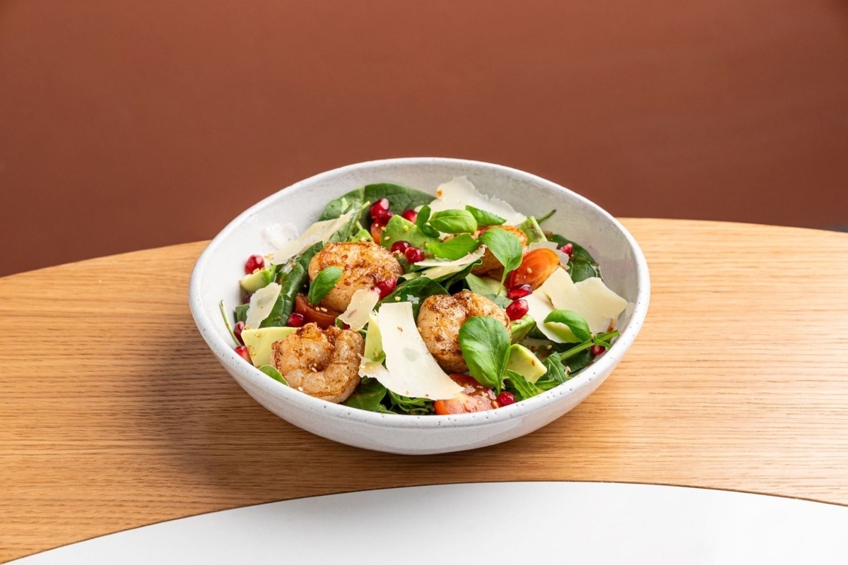 Креветки, рукола, авокадо, томат